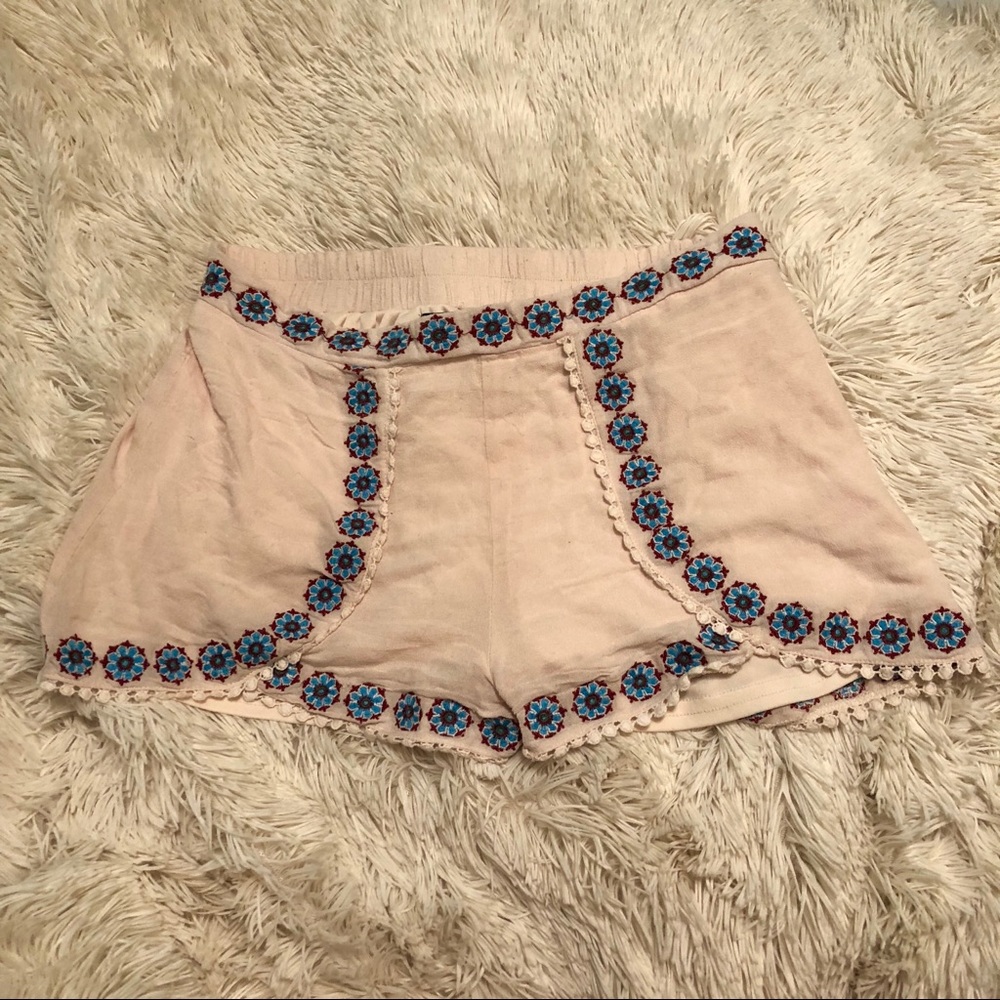 Francesca’s Floral Pink/Cream Crochet Hem Shorts